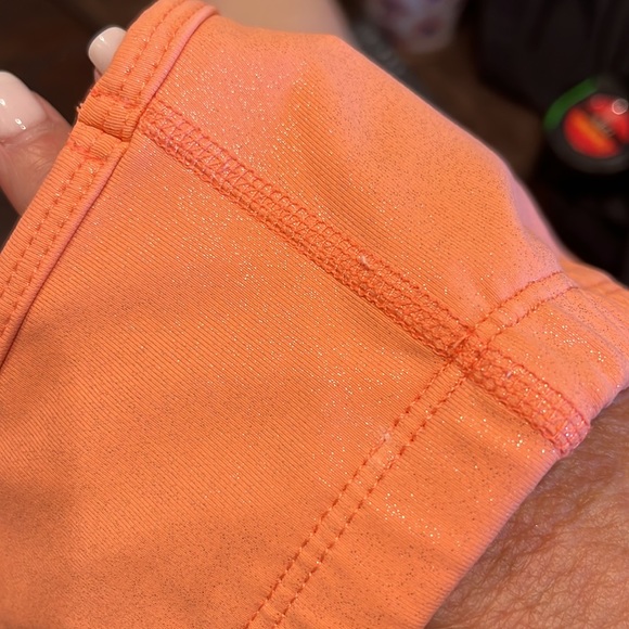 Beyond Yoga 2 piece cropped legging/sports bra in dk peach shimmer 🍑 - Picture 7 of 7